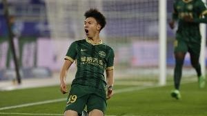 记者：王钰栋李新翔证明年轻球员能踢好中超，关键在教练敢不敢用