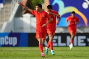 中澳战因3人不同：王钰栋不让妖人 谢龚博连场送礼