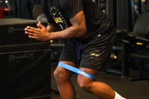 斯玛特积极训练备战新赛季，健康与防守成关键